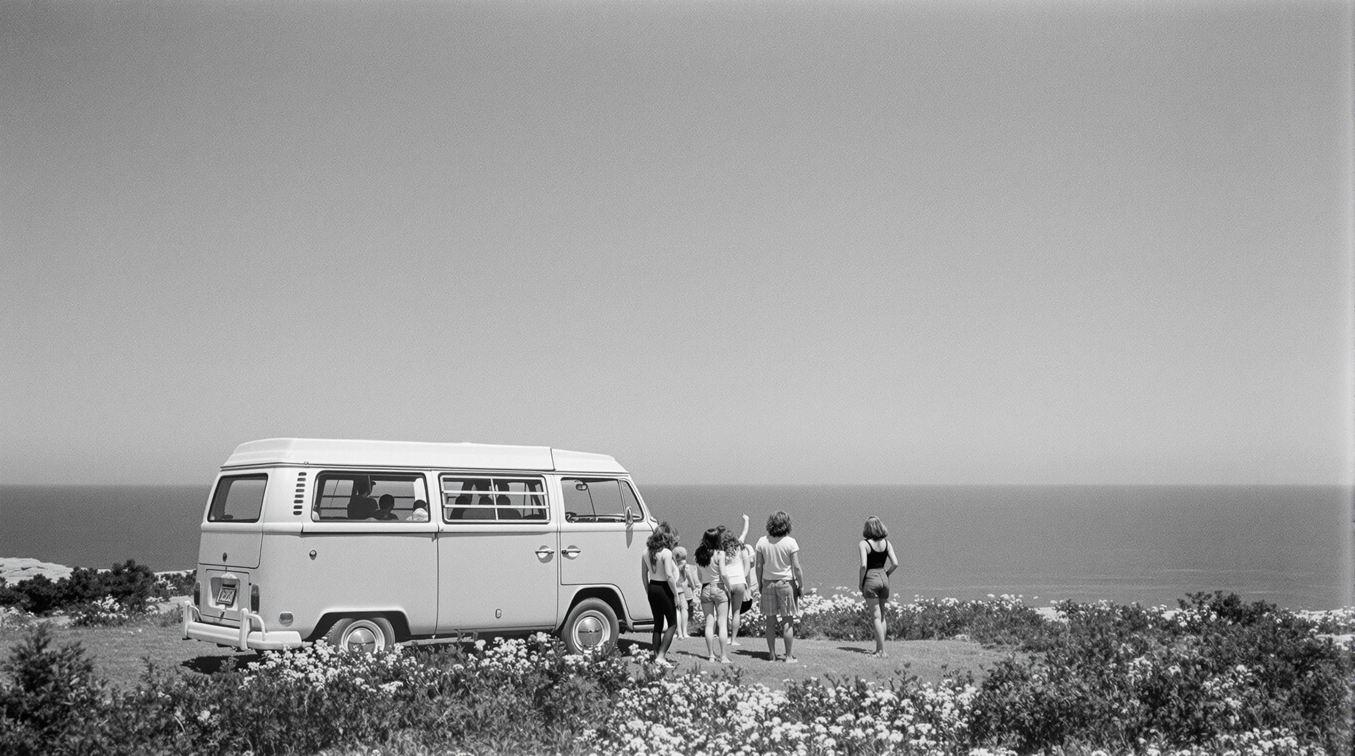 Eine Großmutter und ein Kind lesen gemeinsam ein Buch im Abendlicht